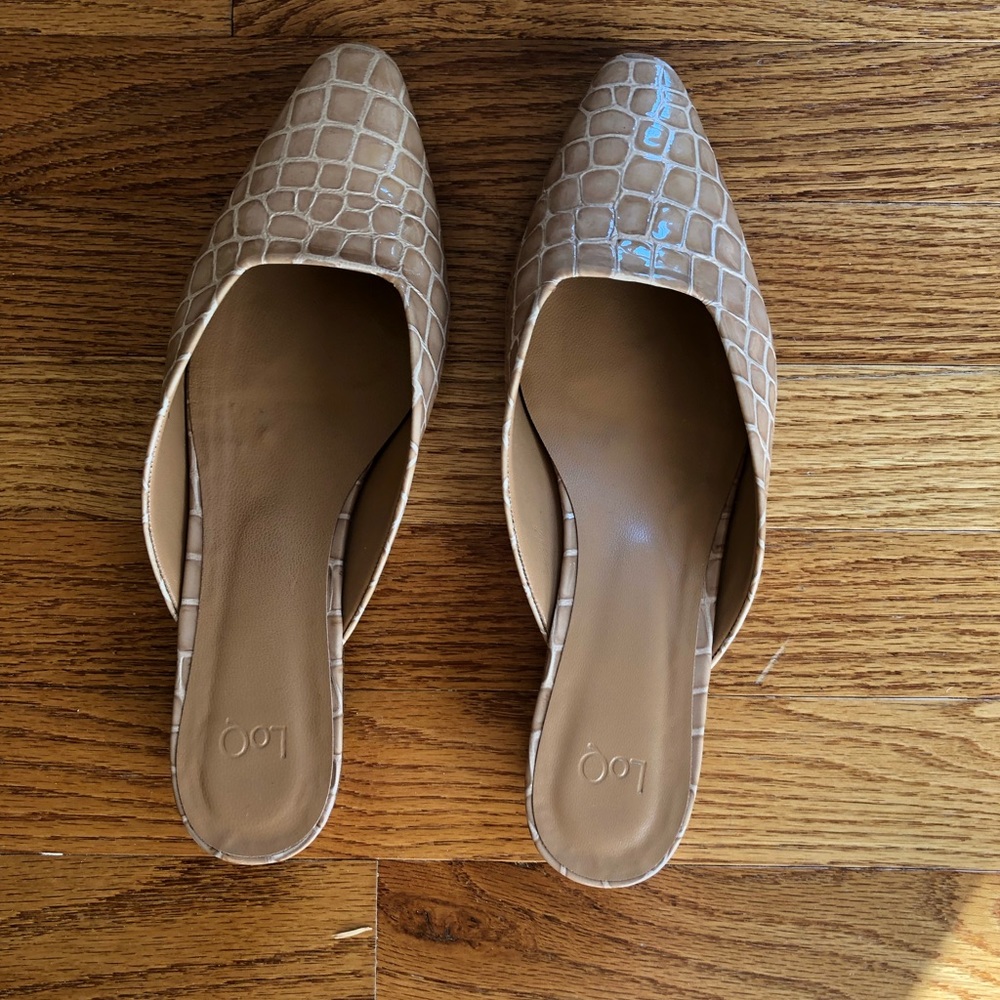 LoQ Beige patent croc effect kitten mules